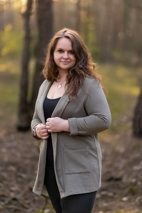 Caroline Rehmer lächelt im Wald in die Kamera