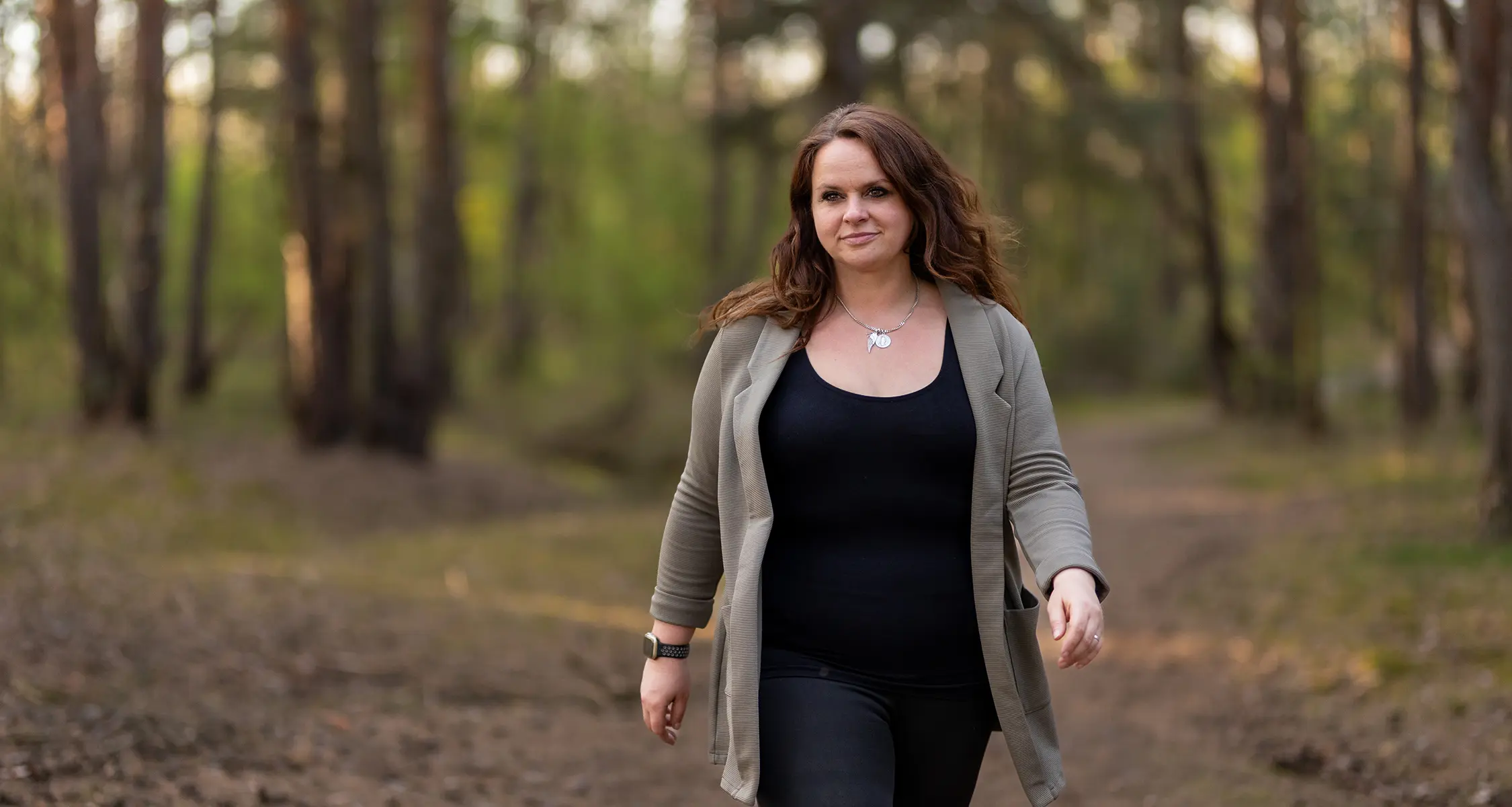 Caroline Rehmer geht entspannt durch den Wald